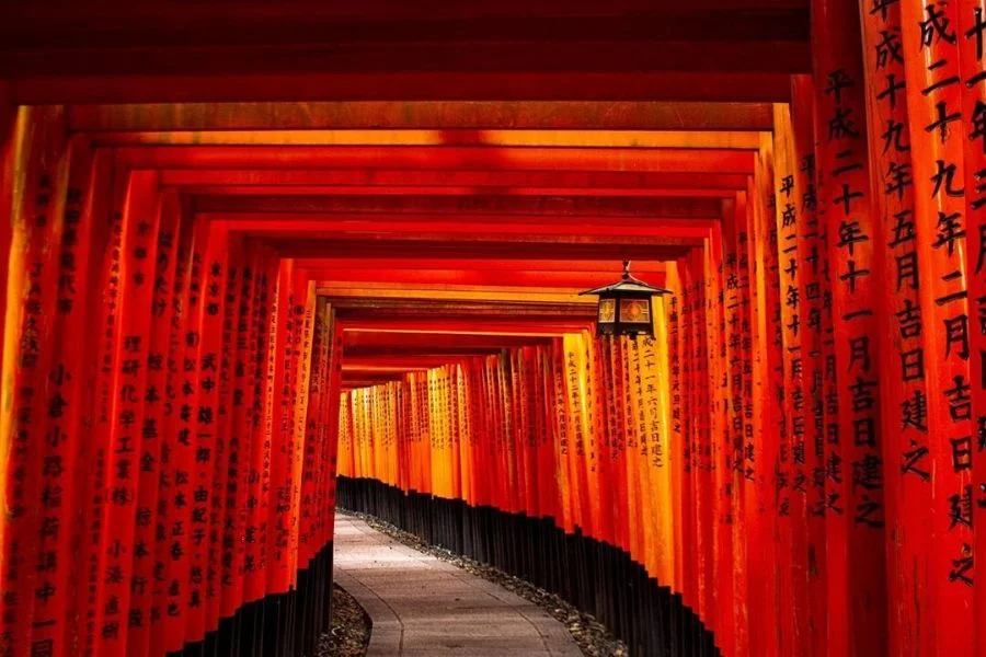 ศาลเจ้าเทพเจ้าจิ้งจอกอินาริ หรือศาลเจ้าแดง (Fushimi Inari Shrine)